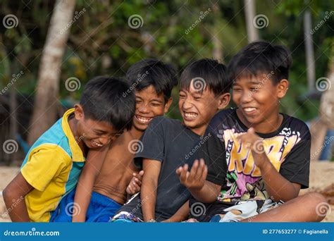 what is candid in tagalog