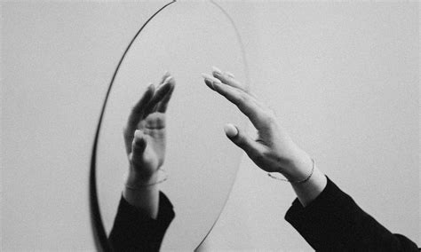 what is mirror image in psychology