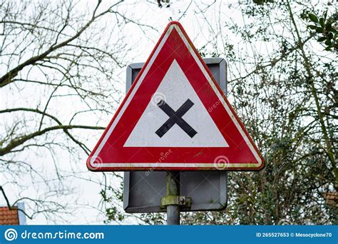 what is the meaning of a triangular traffic sign