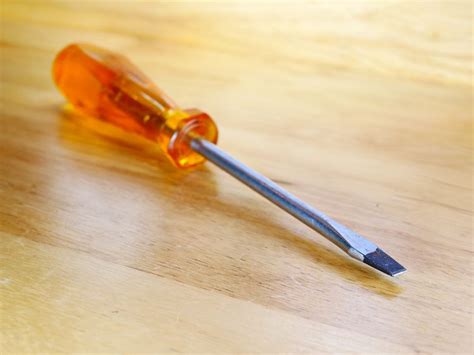 what is the primary function of a flat head screwdriver