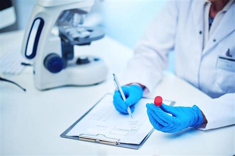 what qualifications does a forensic pathologist need