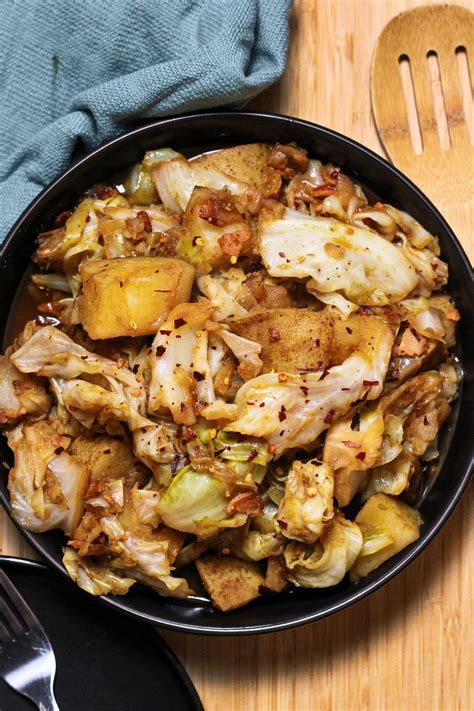 what seasonings go with cabbage and potatoes