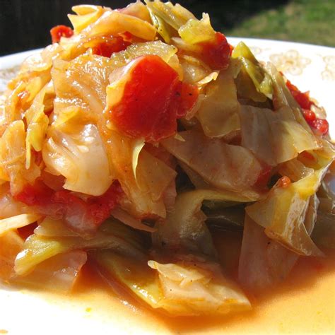 what to eat with stewed cabbage