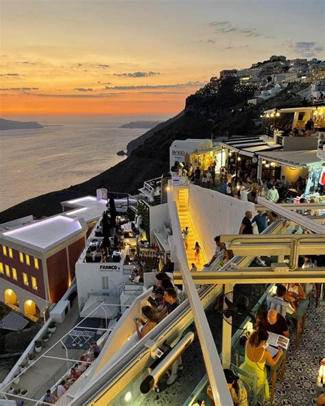 where are the bars in santorini
