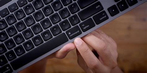 where is the command key on a keyboard