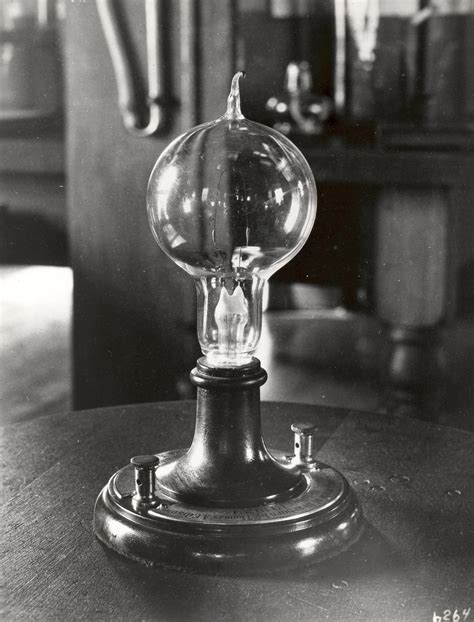 where was the lightbulb invented by thomas edison