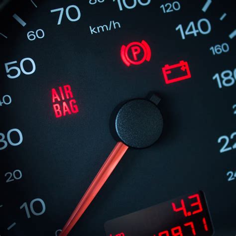 which color warning light on the dashboard should not appear while driving