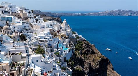 which is better to visit crete or santorini