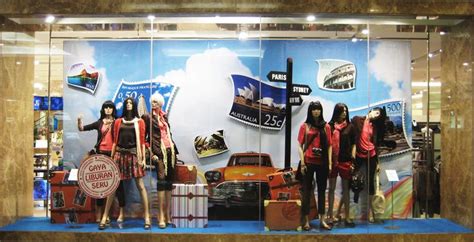 window display bertema liburan