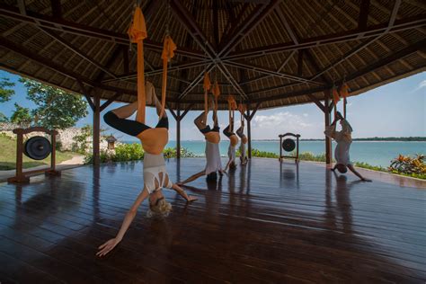 Yoga di Pantai Indonesia